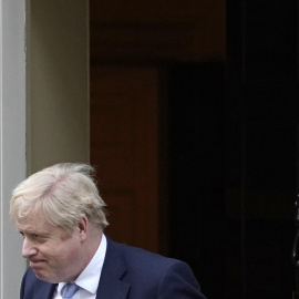 Boris Johnson sale de Downing Street para hacer una declaración a los parlamentarios tras la publicación del informe Gray, en el centro de Londres el 31 de enero de 2022.