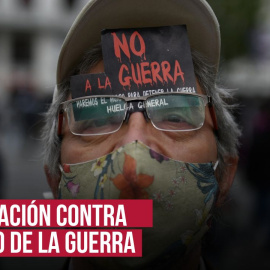 Imagen de archivo de un hombre con un cartel de 'No a la guerra'