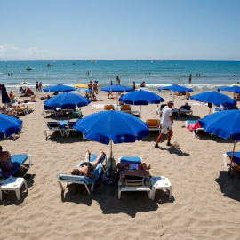 Turistas bajo las sombrillas en la playa de Sitges (Barcelona). REUTERS/ Albert Gea