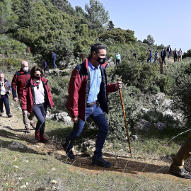 El presidente del Gobierno, Pedro Sánchez, recorre una senda en el Parque de Sierra de las Nieves en Málaga este lunes 31 de enero.