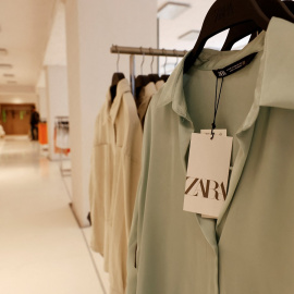 Prendas de Zara, la principal enseña del gigante textil Inditex, en una de sus principales tiendas en Madrid. REUTERS/Juan Medina