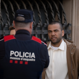El exfutbolista Dani Alves y su abogada, Inés Guardiola, a su llegada a la Audiencia de Barcelona para realizar la primera de las comparecencias semanales que deberá hacer, a 28 de marzo de 2024, en Barcelona, Catalunya.