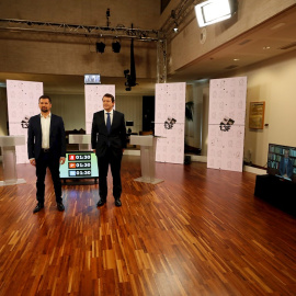 El candidato del PSOE, Luis Tudanca, el del PP, Alfonso Fernández Mañueco,  y el de Ciudadanos, Francisco Igea (en un monitor, a la derecha, para participar de forma telemática desde su casa), antes del debate electoral para los comicios autonómicos e