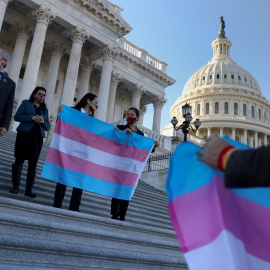 Varias personas ondean una bandera transgénero en el Capitolio de EEUU, el 25 de febrero de 2021.
