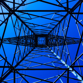 Un poste de la luz, visto desde su base