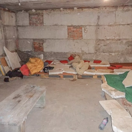 El interior de una celda de prisioneros en Izolyatsia