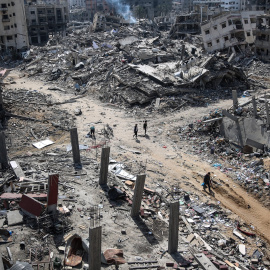 Varios edificios destruidos junto al Hospital al-Shifa, a 2 de abril de 2024