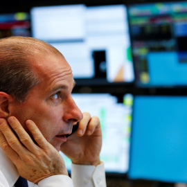 Un 'broker' en la bolsa de Fráncfort. REUTERS/Ralph Orlowski