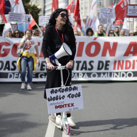 Las trabajadoras y los trabajadores de las tiendas del grupo Inditex se manifiestan el 7 de abril de 2024 en las calles del centro de A Coruña (Galicia)
