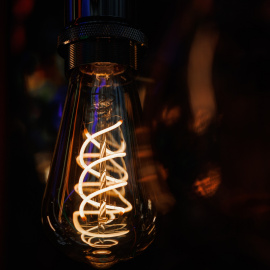 Una bombilla en el escaparate de una tienda de lámparas, a 22 de junio de 2022, en Madrid (España).