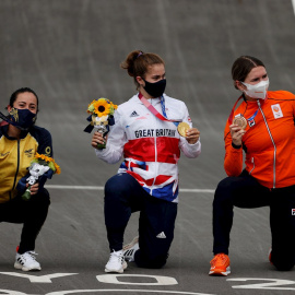 Las campeonas durante la ceremonia de premiación del BMX femenino en los Juegos Olímpicos 2020.