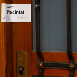 Puerta del domicilio donde un hombre ha matado a su mujer y sus dos hijos menores de edad, en El Prat de Llobregat (Barcelona), a 10 de abril de 2024.