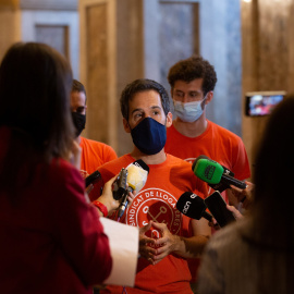 El portavoz del Sindicat de Llogaters, Jaime Palomera, responde a los medios tras el pleno del Parlament. Foto de archivo.