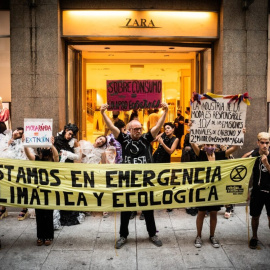 Miembros del movimiento ambiental global Extinción Rebelión participan en una protesta frente a la tienda de ropa Zara contra la industria de la moda rápida, la segunda industria más contaminante del mundo, a 22 de diciembre de 2021 en Buenos Aires. A