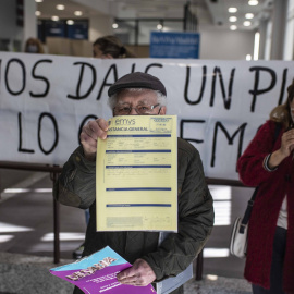 José Manuel Moreno, de 79 años, durante la protesta de este martes en la Empresa Municipal de Vivienda y Suelo de Madrid (EMVS).