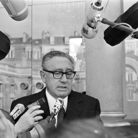 El ex secretario de Estado estadounidense, Henry Kissinger, informa a los medios sobre el problema de los rehenes en el Líbano, en el Palacio del Elíseo en París, a 26 de marzo de 1986.
