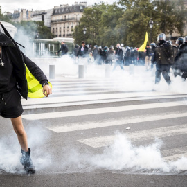 Un manifestante llevando el chaleco amarillo durante las protestas por las medidas anticovid en Francia.
