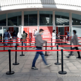 Varias personas acuden a un centro de vacunación contra la covid en València.