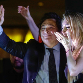 Javier Milei y Fátima Flórez, durante la celebración de la victoria electoral en la segunda vuelta de las elecciones presidenciales el 19 de noviembre de 2023, en Buenos Aires.