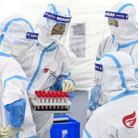 Trabajadores de la salud con trajes de protección en el laboratorio de Huoyan (China) este 7 de junio de 2021.