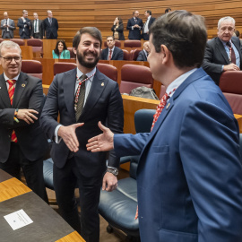 Mañueco y García-Gallardo se saludan