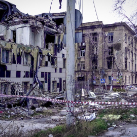 Una imagen de archivo tomada en noviembre de 2022 muestra los destrozos por los ataques rusos en Mariúpol