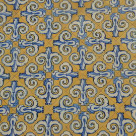 Pared recubierta de cerámica valenciana.