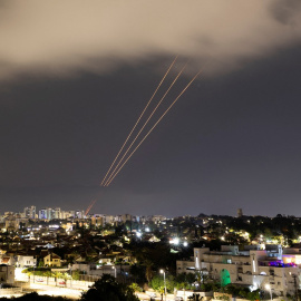 Un sistema antimisiles opera después de que Irán lanzase drones y misiles hacia Israel, visto desde Ashkelon, Israel, el 14 de abril.