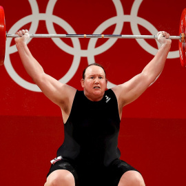 Laurel Hubbard, representando a, Nueva Zelanda en el primer intento de levantar 120kg durante los Juegos Olímpicos de Tokio 2020