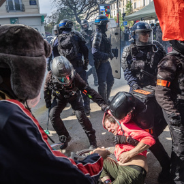La Policía detiene a un manifestante en París durante la marcha del 1 de mayo.