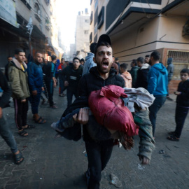 Una persona pide ayuda tras la reanudación de los bombardeos israelíes en Rafah, en el sur de la Franja de Gaza, a 1 de diciembre de 2023.