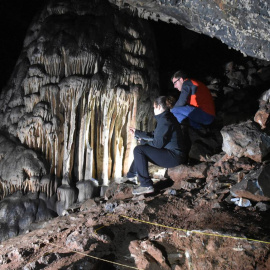 Investigadores mirando hacia las estalagmitas del interior de la cueva de Ardales.
