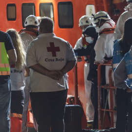 Agentes del Servicio Marítimo de la Salvamar Talía ayudan a desembarcar a migrantes a 14 de septiembre de 2021 en Gran Canaria (Islas Canarias),