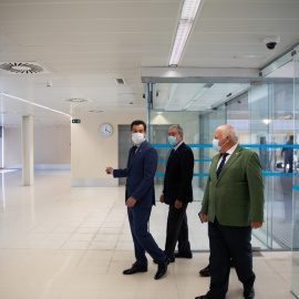 El presidente de la Junta de Andalucía, Juanma Moreno (1i), junto al consejero de Sanidad, Jesús Aguirre (1d) y el consejero de Economía, Rogelio Velasco (c), en una imagen de archivo.