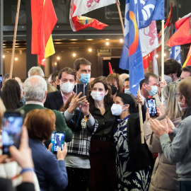La presidenta de la Comunidad de Madrid, Isabel Díaz Ayuso (c) en un acto de campaña electoral, a 4 de febrero de 2022, en Burgos.