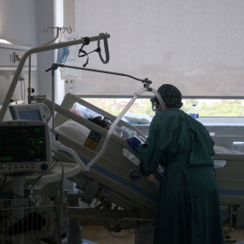 Personal sanitario trata a un paciente covid ingresado en el Hospital del Mar, en Barcelona.