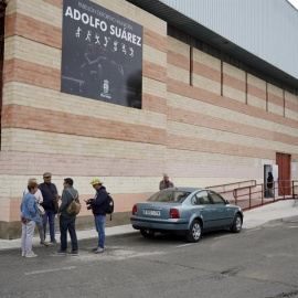 El pabellón Adolfo Suárez de Moraleja (Cáceres) se ha convertido en el principal punto de acogida de los evacuados, en total, más de 700 personas a los que la cercanía de las llamas les echó de su casa y sus pueblos en plena madrugada.