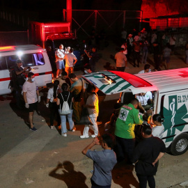 Ambulancias frente al estadio Cuscatlán, en San Salvador, donde se ha producido una estampida que ha dejado 12 muertos y un centenar de heridos, a 20 de mayo de 2023