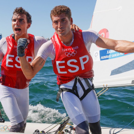 Jordi Xammar (i) y Nicolás Rodríguez de España celebran tras ganar medalla de bronce.