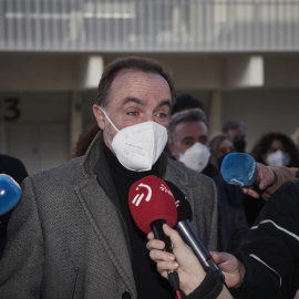 El presidente de UPN, José Miguel Esparza, atiende a los medios de comunicación, a su llegada a la sede del partido donde se celebró un Consejo Político tras el voto de los diputados contrarios a la reforma laboral contra el criterio del partido, a 5 