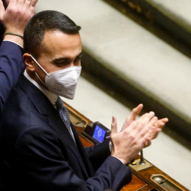 El Ministro de Relaciones Exteriores italiano, Luigi Di Maio, aplaude en la Cámara Baja (Cámara de Diputados) en Roma, Italia, el 29 de enero de 2022