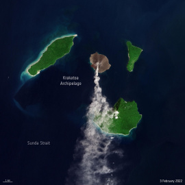 Una imagen satelital muestra una nueva erupción en el Anak Krakatoa.