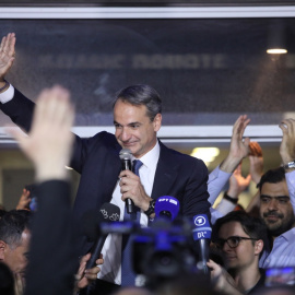 El líder de Nueva Democracia, Kyriakos Mitsotakis, celebra los resultados de las elecciones en Grecia.
