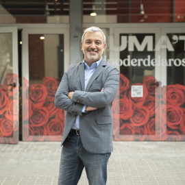 Jaume Collboni, davant la seu del PSC, és un dels principals aspirants a l'alcaldia de barcelona aquest diumenge.