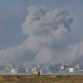 Humo provocado por los bombardeos israelís en la Franja de Gaza, a 6 de diciembre de 2023.