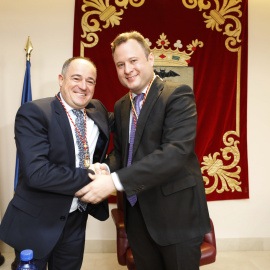 El actual alcalde de Albacete, Emilio Sáez (PSOE), junto al actual vicealcalde, Vicente Casañ (Cs), en 2019 tras firmar su pacto de Gobierno municipal.