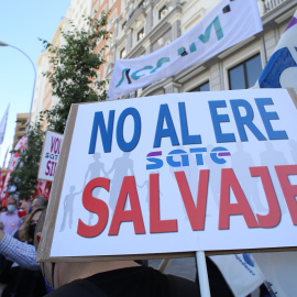 Concentración de trabajadores de Caixabank durante una de las jornadas de paros parciales convocadas para protestar por el ERE de la entidad, en junio de 2021, en Madrid. E.P./Cézaro De Luca