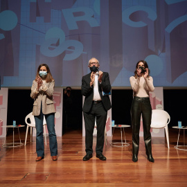 El el exlíder laborista británico Jeremy Corbyn (c) la líder de Unidas Podemos Ione Belarra (2i), la ministra de Igualdad, Irene Montero (2d), el secretario de Economía de Podemos, Nacho Álvarez (i) y la abogada responsable de Justicia Fiscal de Oxfa