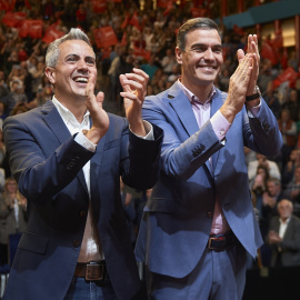 El secretario general del PSOE y presidente del Gobierno, Pedro Sánchez (d), y el candidato del PSOE a la Presidencia de Cantabria, Pablo Zuloaga (i), durante un acto electoral, en el Palacio de Festivales, a 22 de mayo de 2023, en Santander