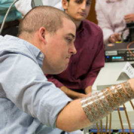 Un dispositivo permite a un tetrapléjico hacer movimientos complejos